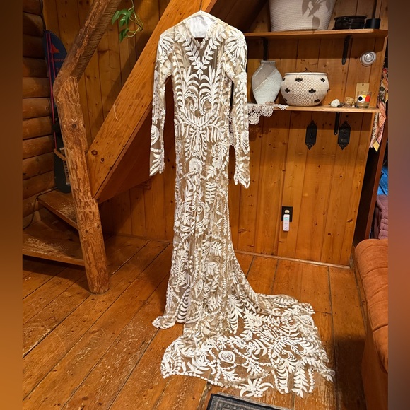 Elegant Cream Lace Wedding Dress - Picture 16 of 16